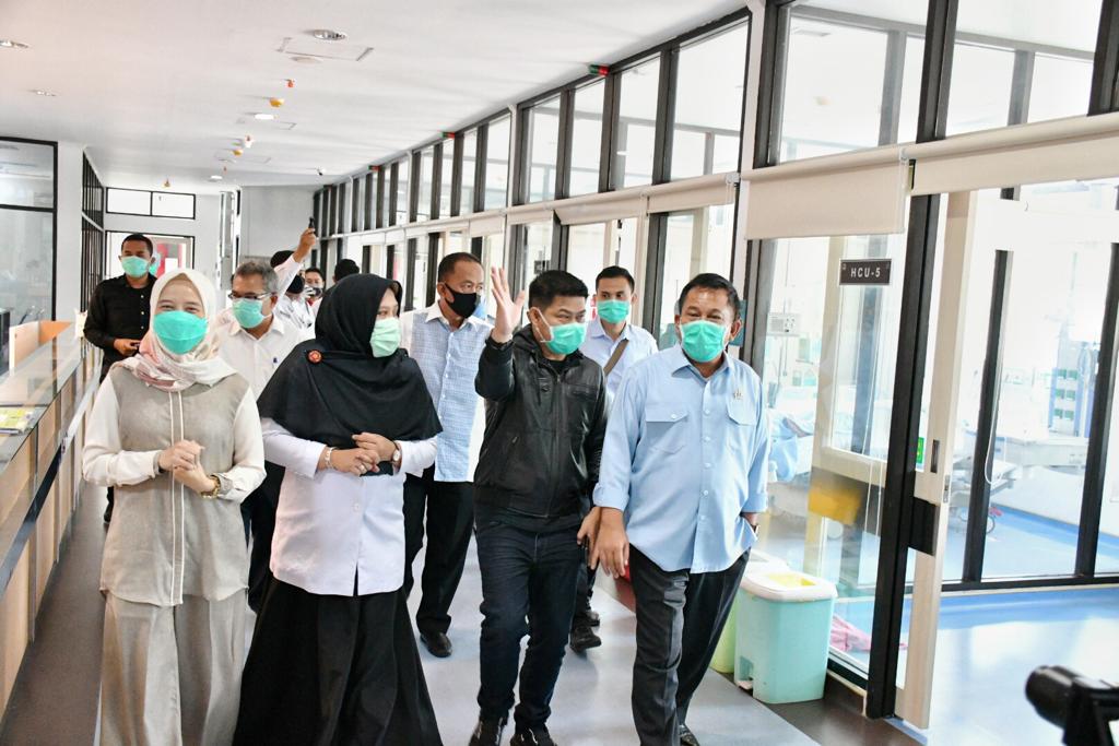 DPRD Jabar Serahkan Bantuan APD Kepada RSUD Al Ihsan