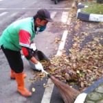 174 Petugas Tetap Siaga Bersihkan Sampah di Tengah  Wabah Covid-19