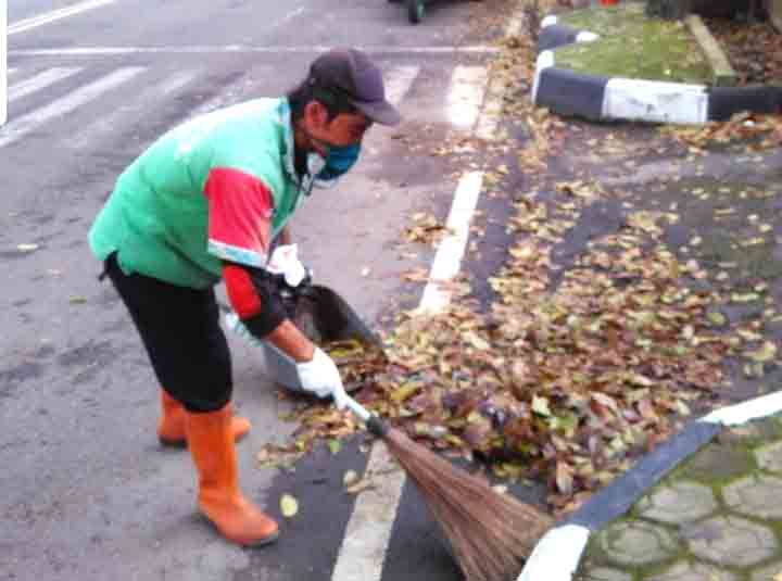 174 Petugas Tetap Siaga Bersihkan Sampah di Tengah Wabah Covid-19 174 Petugas Tetap Siaga Bersihkan Sampah di Tengah Wabah Covid-19