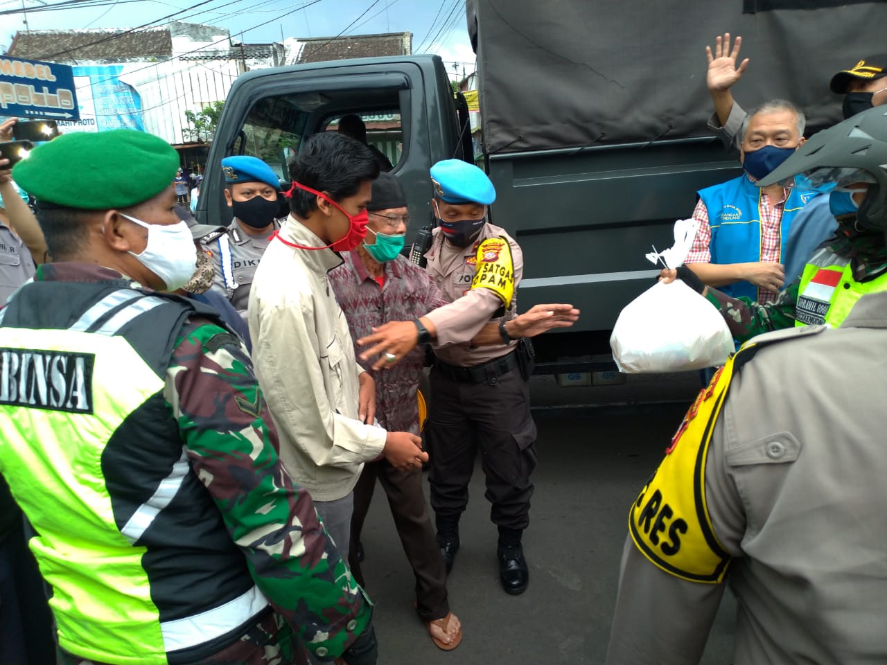 Cek Poin PSBB di Bunderan Cibiru Berdampak Macet Panjang