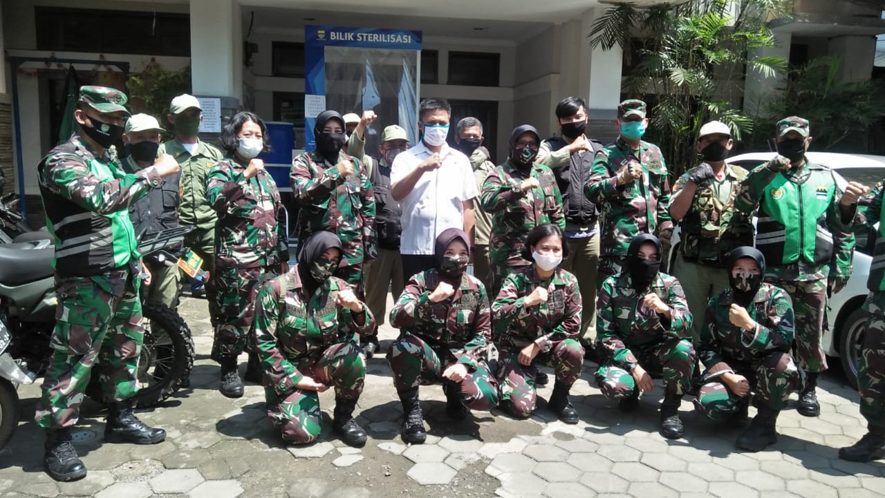 Srikandi Kodam III/Siliwangi Susuri Lorong dan Gang untuk Berikan Bantuan Kepada Warga Tamansari Srikandi Kodam III/Siliwangi Susuri Lorong dan Gang untuk Berikan Bantuan Kepada Warga Tamansari