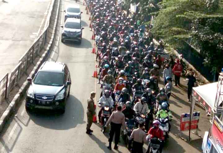 Cek Poin Cicaheum Terjadi Penumpukan Kendaraan Roda Dua