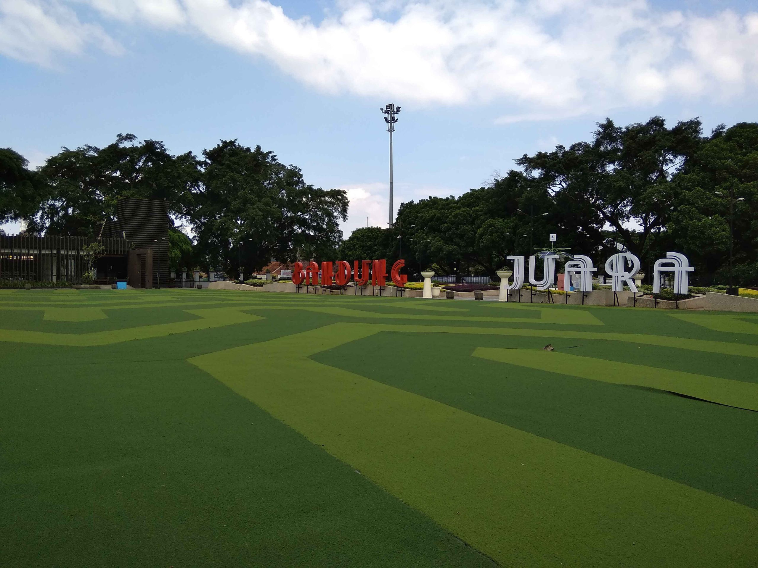 Penerapan PSBB Kawasan Alun-Alun Bandung Lengang