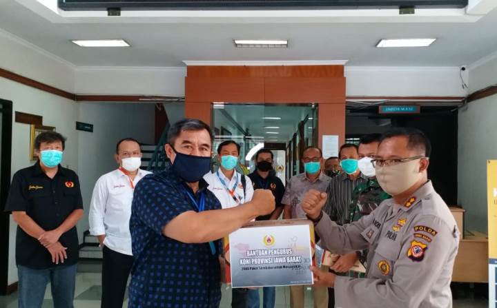 KONI Jabar Beri Bantuan 2.000 Paket Sembako untuk Warga Terdampak Covid-19