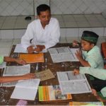 ILUSTRASI: Guru masdrasah sedang mengajari anak didiknya berbagai materi pelajaran.