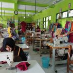 Terampil Menjahit, Siswa SMK Al-Ikhlas Panawangan Ciamis Produksi Masker dan Baju APD