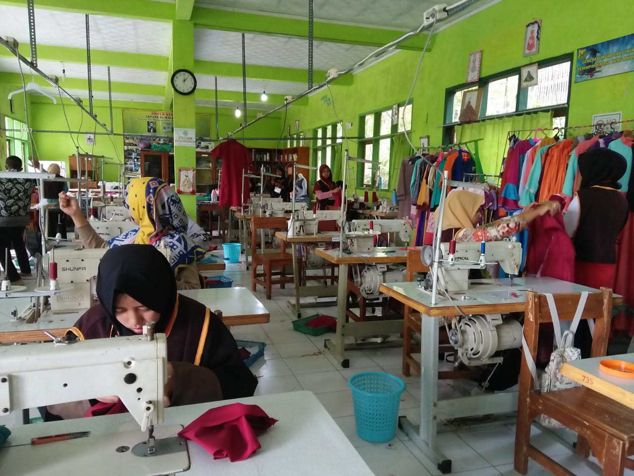 Terampil Menjahit, Siswa SMK Al-Ikhlas Panawangan Ciamis Produksi Masker dan Baju APD