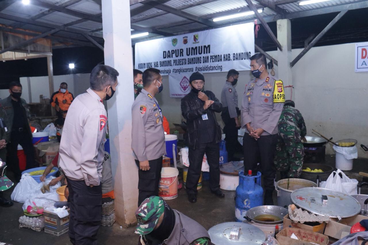 Polresta Bandung Terus Distribusikan Nasi Bungkus untuk Warga Terdampak Covid-19