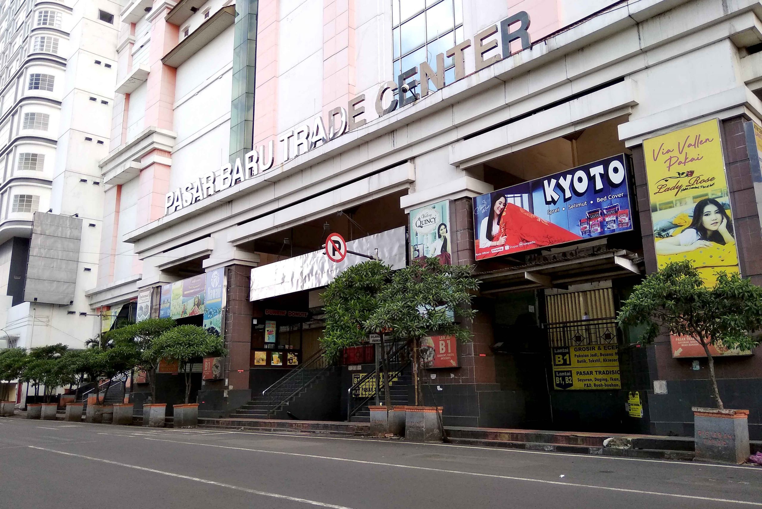 Pasar Baru Terpantau Sepi, PKL Pilih Jualan Dilorong Gang