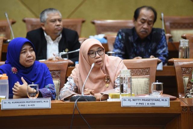 Anggota Komisi IX DPR RI Ini Protes Keras, Baleg Paksa Lanjutkan Pembahasan Omnibus Law Cipta Kerja Anggota Komisi IX DPR RI Ini Protes Keras, Baleg Paksa Lanjutkan Pembahasan Omnibus Law Cipta Kerja