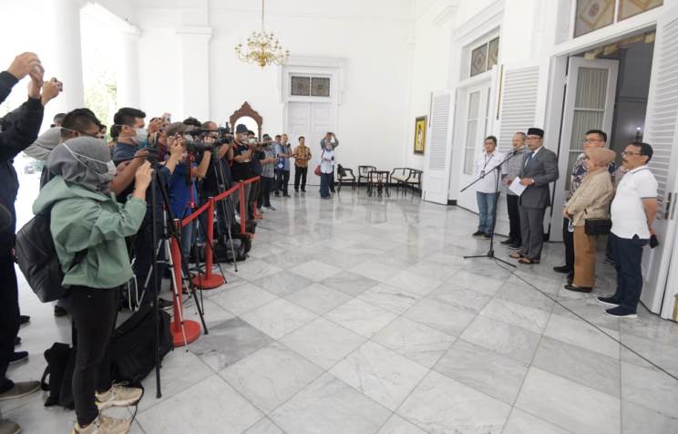 Jabar Kembangkan Aplikasi Pelaporan dan Informasi COVID-19 Jabar Kembangkan Aplikasi Pelaporan dan Informasi COVID-19