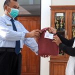 SMAN 1 Rajagaluh Beri Sembako bagi Warga Terdampak Covid-19