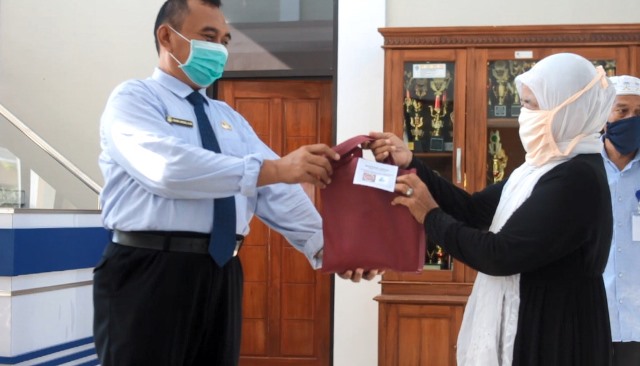 SMAN 1 Rajagaluh Beri Sembako bagi Warga Terdampak Covid-19