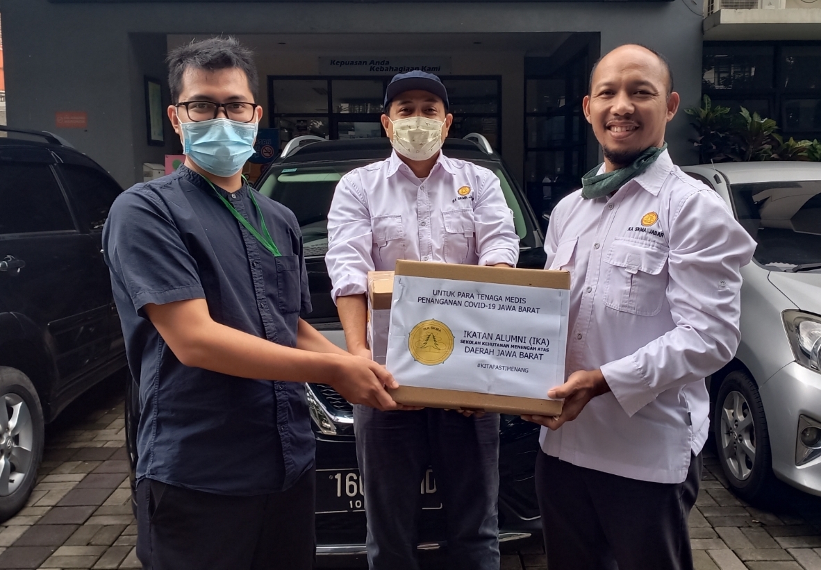 IKA-SKMA Donasikan 75 Botol Madu untuk Tenaga Medis Covid-19 IKA-SKMA Donasikan 75 Botol Madu untuk Tenaga Medis Covid-19