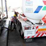 ISI MOBIL TANGKI: Petugas pertamina mengisi mobil tangki di Terminal Bahan Bakar Minyak (TBBM) Ujung Berung, Jalan Soekarno-Hatta, Kota Bandung, Jumat (24/6). Pemerintah bersama pertamina menyatakan bahwa stok BBM untuk arus mudik beberapa tahun lalu. (Dok Jabar Ekspres)