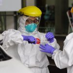 Aktivitas petugas Balai Laboratorium Kesehatan Provinsi Jawa Barat saat mengambil sampel dahak dan lendir tenggorokan hidung (swab test)