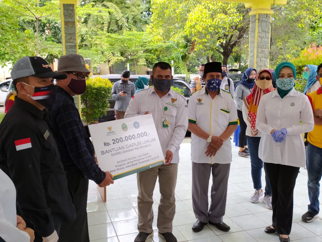 BAZNAS Jabar Salurkan Rp 200 Juta untuk Dapur Umum Gerakan Nasi Bungkus