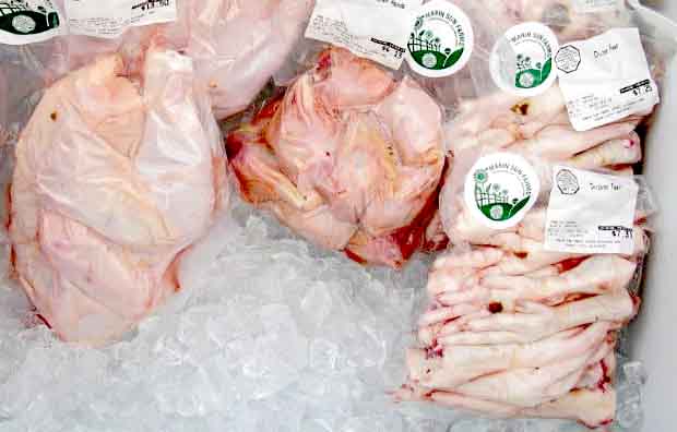 Warga Desa Citapen Terima Paket Daging Ayam Busuk dari Dinsos KBB