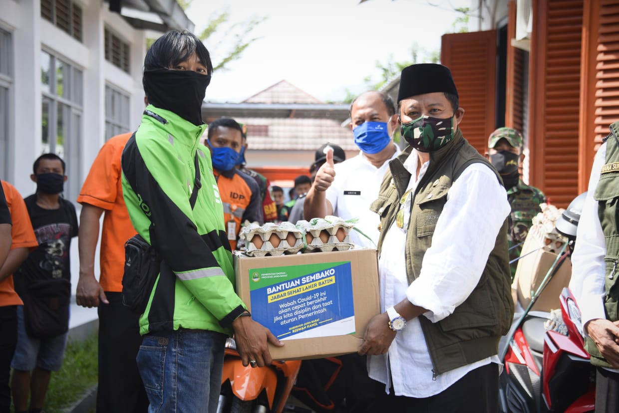Wagub Turun Langsung untuk Sampaikan Bansos ke Kota Banjar Wagub Turun Langsung untuk Sampaikan Bansos ke Kota Banjar