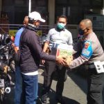 Maman Pedagang Helm, Ikut Andil Sumbang Masker dan Sarung Tangan untuk Anggota Kepolisian