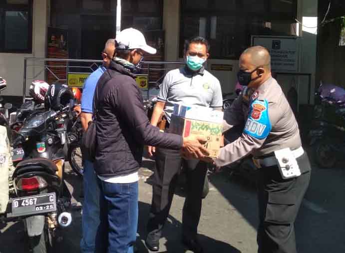 Maman Pedagang Helm, Ikut Andil Sumbang Masker dan Sarung Tangan untuk Anggota Kepolisian Maman Pedagang Helm, Ikut Andil Sumbang Masker dan Sarung Tangan untuk Anggota Kepolisian