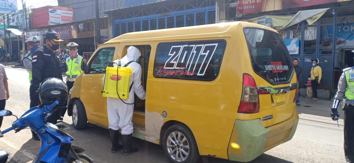 Cegah Penyebaran Covid-19, Dishub KBB Semprot Disinfektan di Terminal dan Angkot