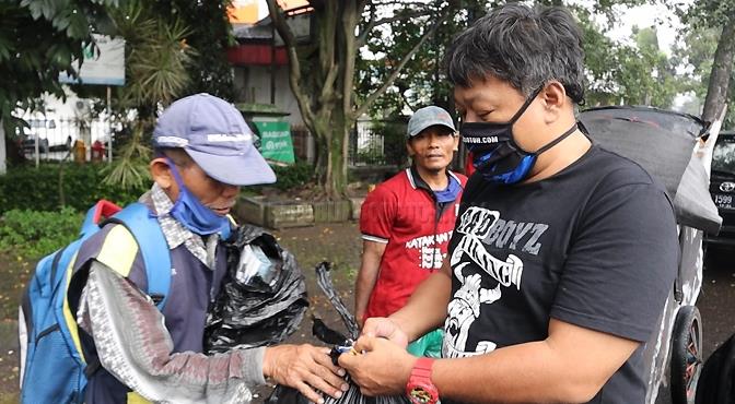Lawan Korona, Bobotoh Bagi-Bagi Masker dan Sembako