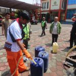 Basarnas Bagikan Cairan Disinfektan Kepada Warga