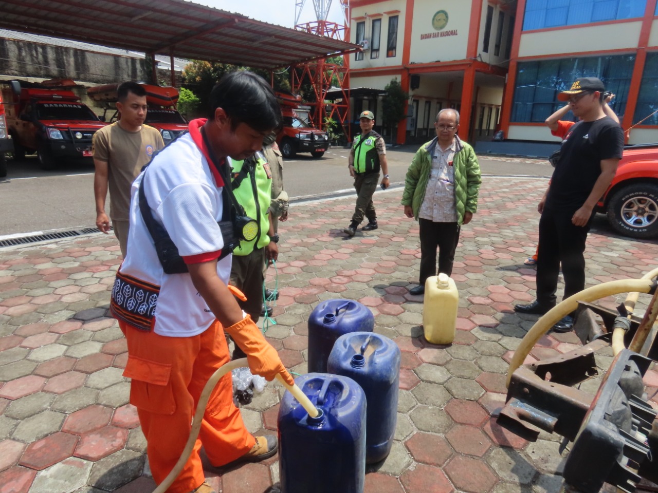 Basarnas Bagikan Cairan Disinfektan Kepada Warga
