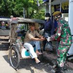 Yonarhanud 3/YBY Bagikan 200 Bikisan untuk Warga yang Terkena Dampak Covid-19