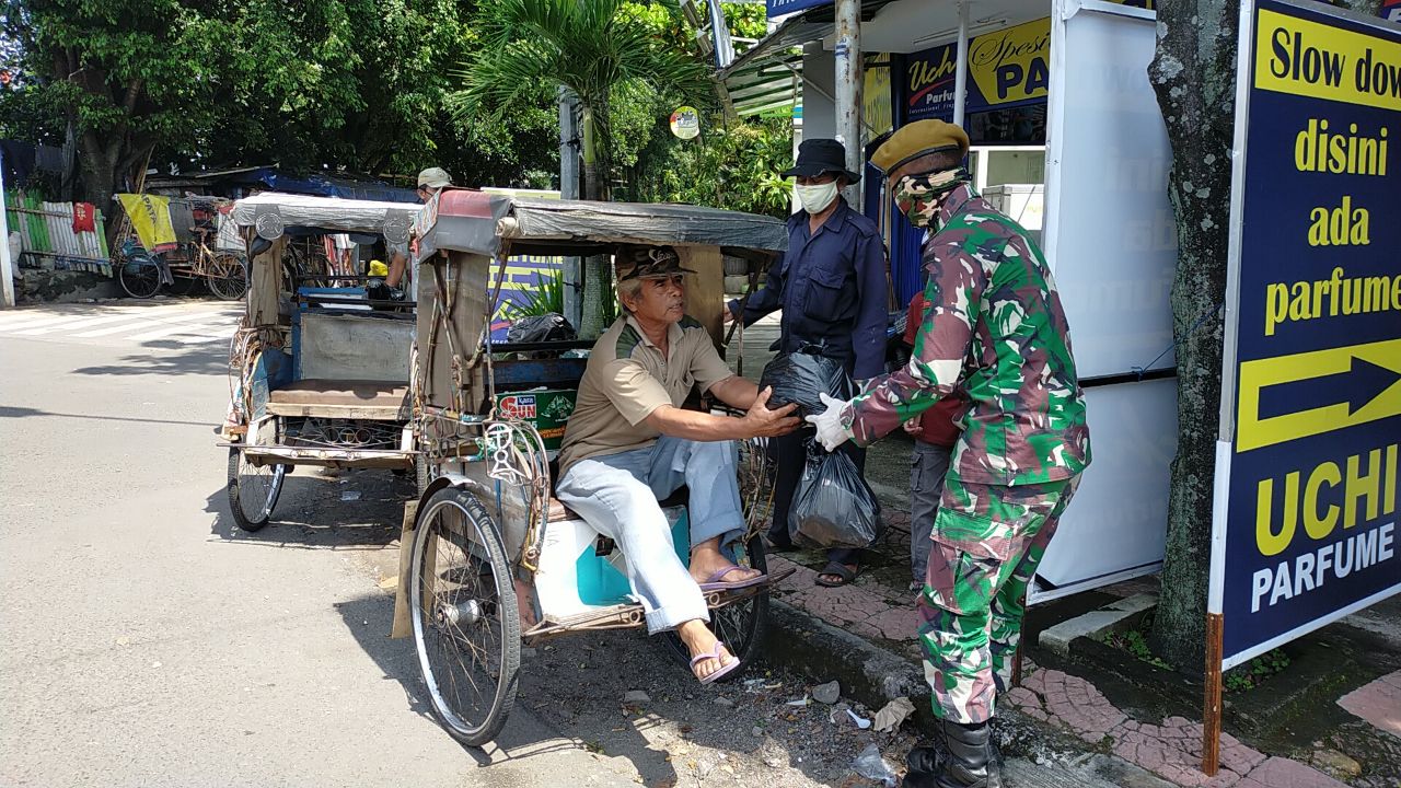 Yonarhanud 3/YBY Bagikan 200 Bikisan untuk Warga yang Terkena Dampak Covid-19