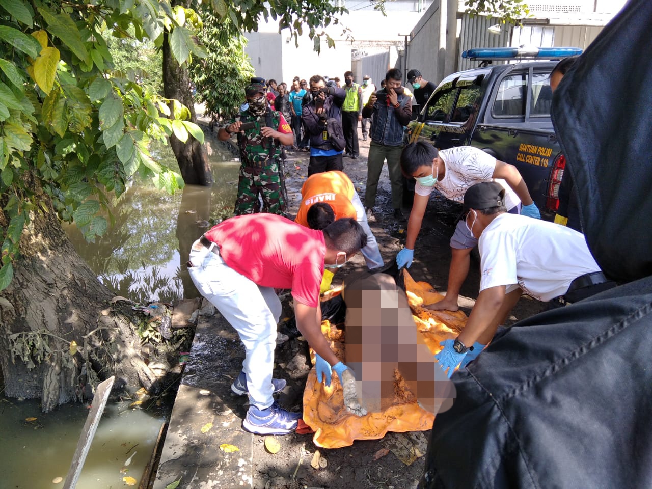 Mayat Laki-laki dengan Ciri-ciri Jaket Warna Hitam Ditemukan Mengambang di Anak Sungai Citarum