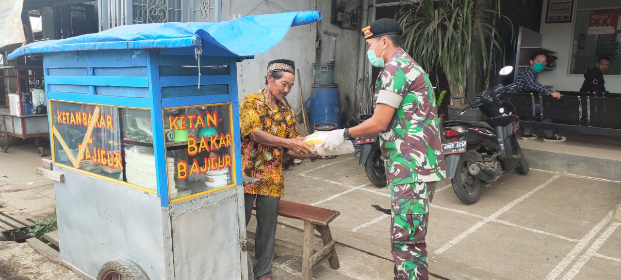 Prajurit Pusdikkav Bagikan Sembako dan Edukasi Warga Antisipasi Covid-19