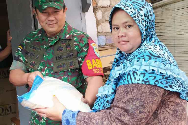 Patut Dicontoh! Babinsa Ini Sisihkan Gajinya untuk Bantu Warga Terdampak Covid-19 Patut Dicontoh! Babinsa Ini Sisihkan Gajinya untuk Bantu Warga Terdampak Covid-19