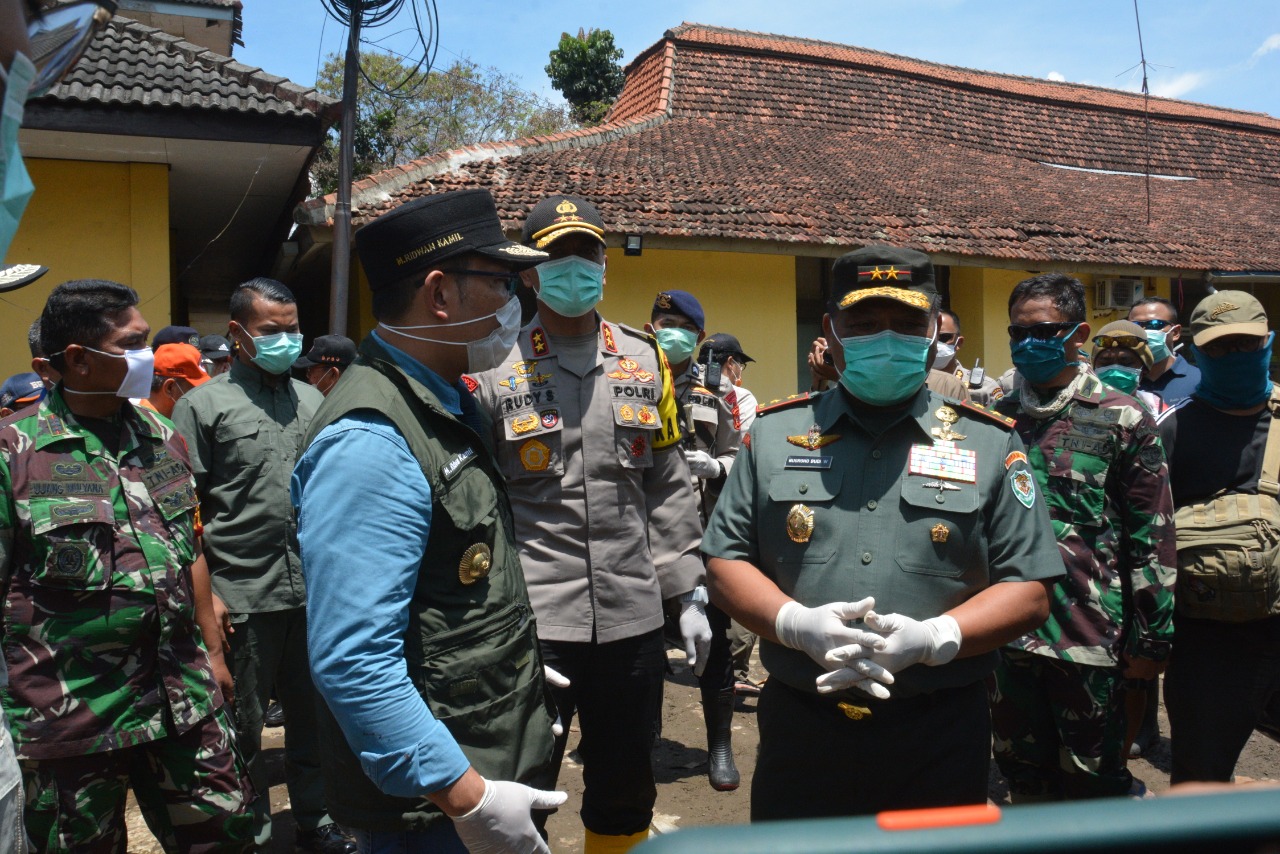 Pengungsi Banjir di Kabupaten Bandung Ikuti Protap Pencegahan COVID-19 Pengungsi Banjir di Kabupaten Bandung Ikuti Protap Pencegahan COVID-19