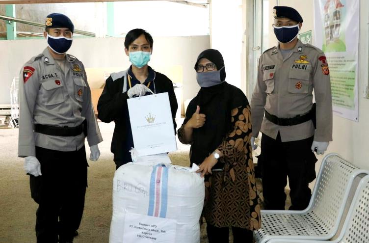 Peduli Kesehatan Masyarakat Dan Tenaga Medis Di Bandung, Hartadinata Abadi Donasikan Masker Kain Dan APD