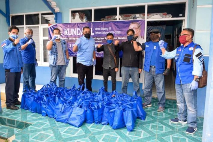 Kundapil, Dede Yusuf Bagikan Sembako Gratis Pada Masyarakat KBB