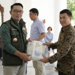 Ridwan Kamil Bagikan 1.000 APD untuk Tenaga Medis di Jabar