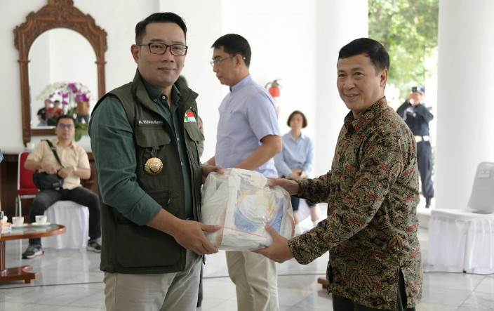Ridwan Kamil Bagikan 1.000 APD untuk Tenaga Medis di Jabar Ridwan Kamil Bagikan 1.000 APD untuk Tenaga Medis di Jabar