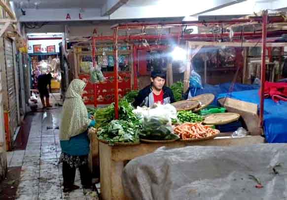 Pedagang Pasar Panorama Lembang Tidak Memperhatikan Social Distancing
