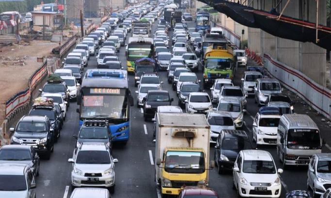 ILUSTRASI MUDIK Sejumlah kendaraan saat melintasi Tol Cikampek.