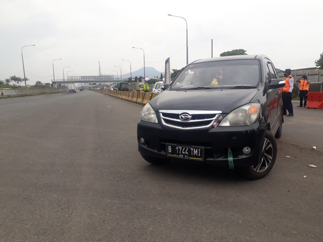Arus Balik Pintu Tol Cileunyi Dijaga Ketat, Aturan Paksa Putar Balikan Kendaraan Masih Diberlakukan