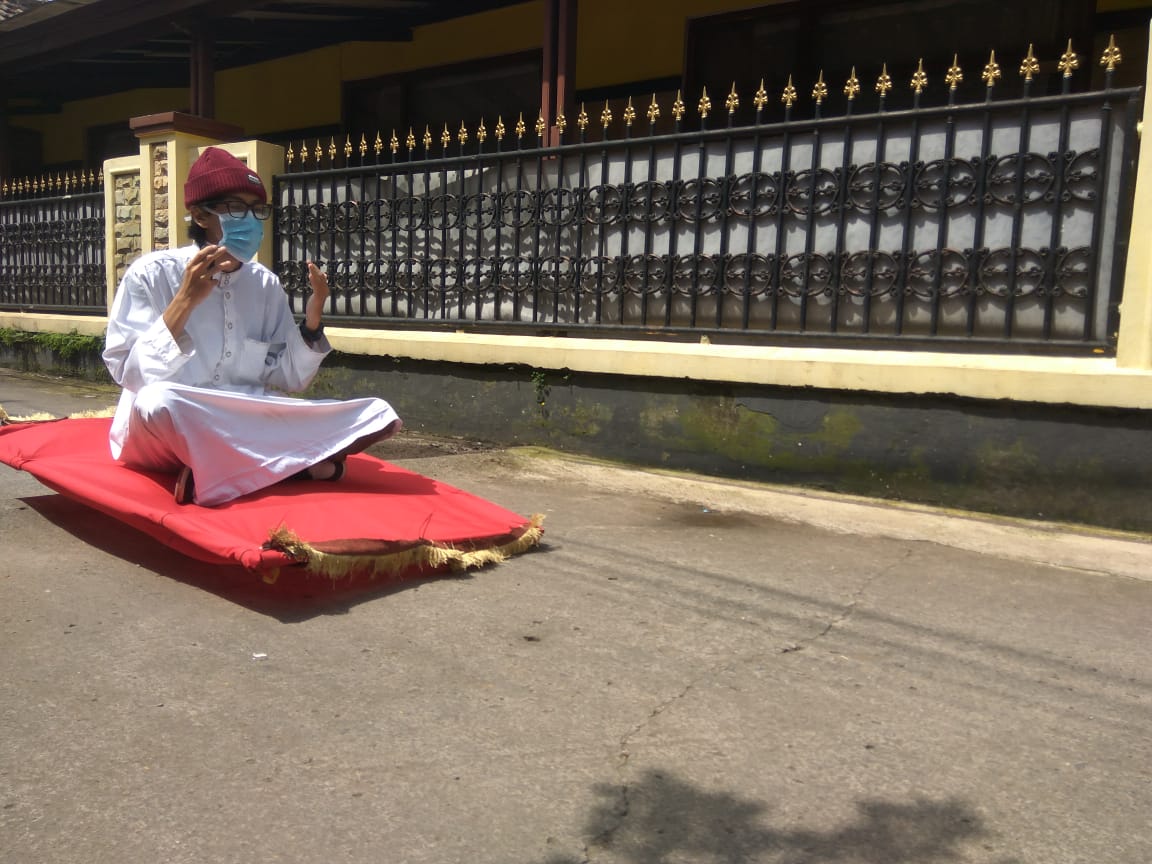 Warganet Heboh! Ada Aladin dengan Karpet Terbang di Jalanan Cimahi