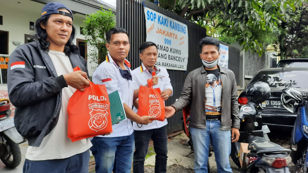 Bekerjasama dengan Polda Jabar LSM GBR Bantu Salurkan Bantuan Sembako