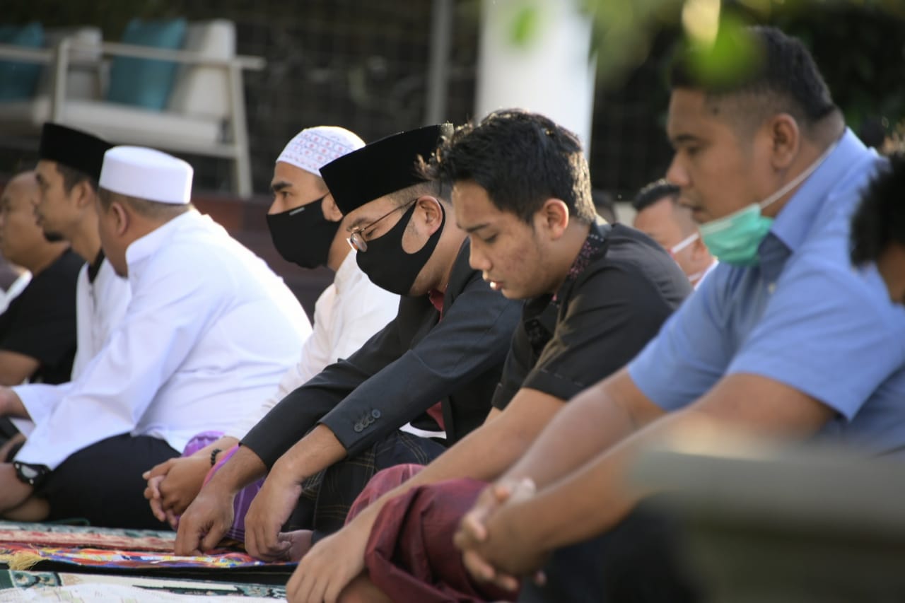 Manfaatkan Halaman, Gubernur Jabar Salat Idulfitri di Rumah Dinas
