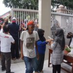 Abaikan Protap Covid-19, SMAN 4 Kota Cimahi Bagikan Paket Sembako ke Warga