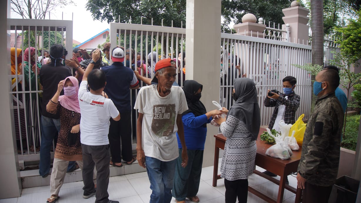 Abaikan Protap Covid-19, SMAN 4 Kota Cimahi Bagikan Paket Sembako ke Warga