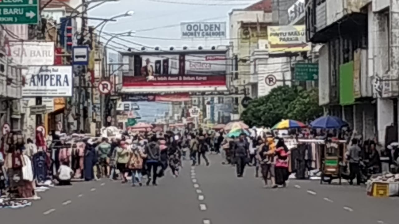 Pemkot Bandung Dinilai Tidak Tegas Terapkan Aturan PSBB, Pedagang Kaki Lima Banyak yang Berjualan Pemkot Bandung Dinilai Tidak Tegas Terapkan Aturan PSBB, Pedagang Kaki Lima Banyak yang Berjualan