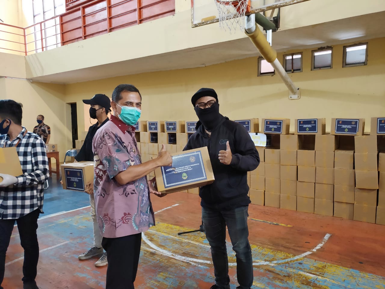 Tutupi Beban Hidup, Pelaku Pariwisata di Cimahi Terima Paket Sembako Kemenparekraf RI