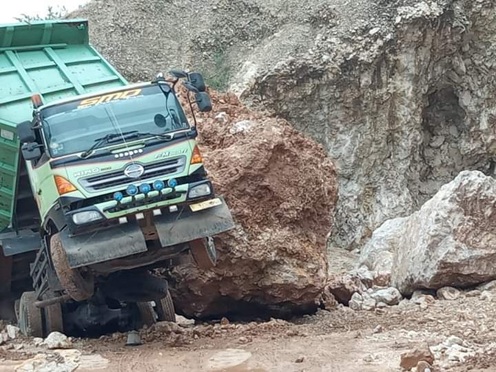 Tebing Setinggi 100 Meter di Area Pertambangan Cipatat Ambruk